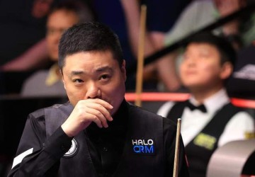 九游娱乐-丁俊晖爬上球台逗笑全场观众，英媒赞其松弛，没被赵心童火力冲垮